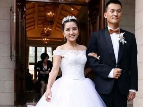 曝33岁释小龙结婚生女曾开百万豪车约会前女友何洁分手闪婚