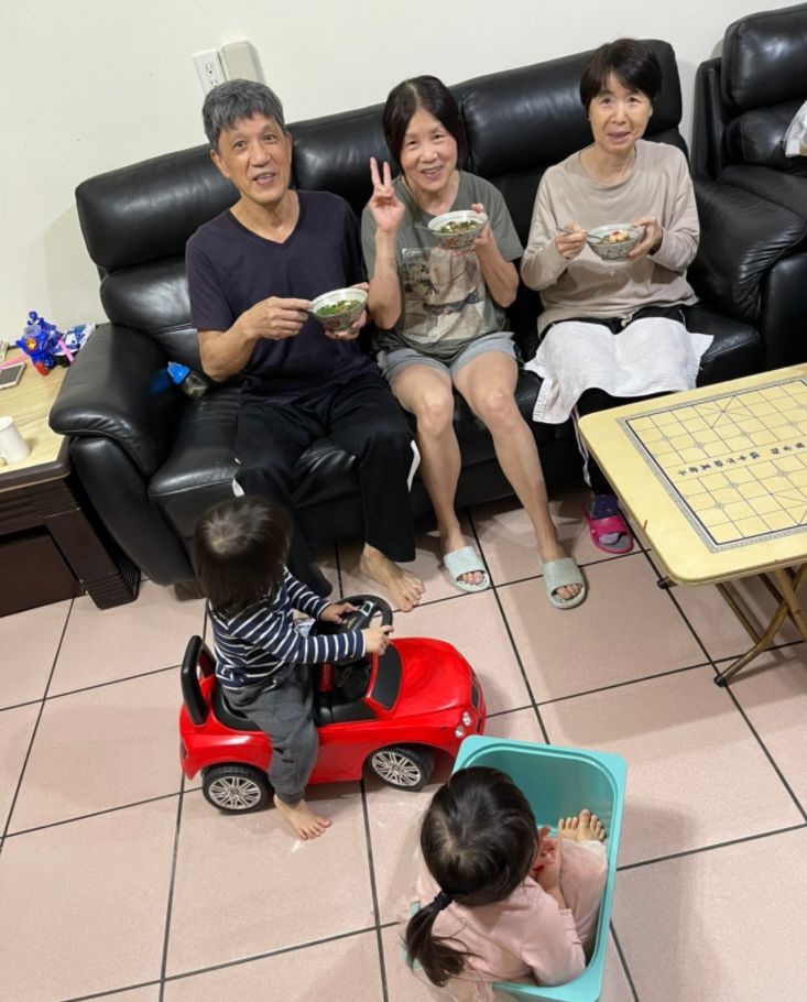 江宏杰晒照为丈母娘庆生,环境装修家具简陋,被网友吐槽太寒酸休闲区蓝鸢梦想 - Www.slyday.coM 江宏杰晒照为丈母娘庆生,环境装修家具简陋,被网友吐槽太寒酸休闲区蓝鸢梦想 - Www.slyday.coM