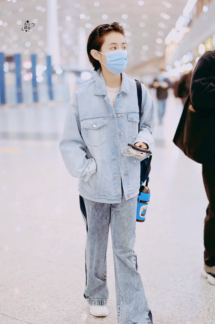 张子枫穿着蓝色牛仔外套机场走秀粉丝妹妹好美
