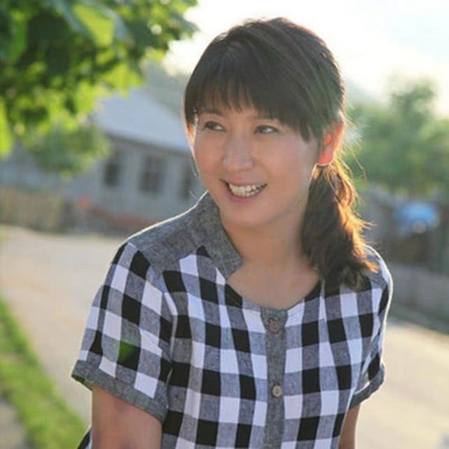 不顾反对嫁给富豪当继母,如今48岁家庭幸福美满|赵本山|闫学晶|徒弟