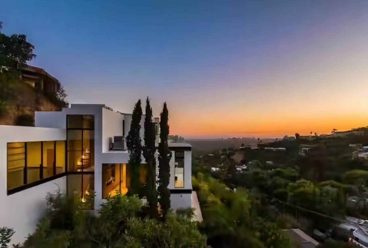 a妹晒1万尺豪宅,4室7卫1人居住