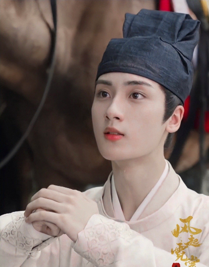 他在《风起霓裳》这部剧中出演的是男主角的少年时期,不管是颜值还是