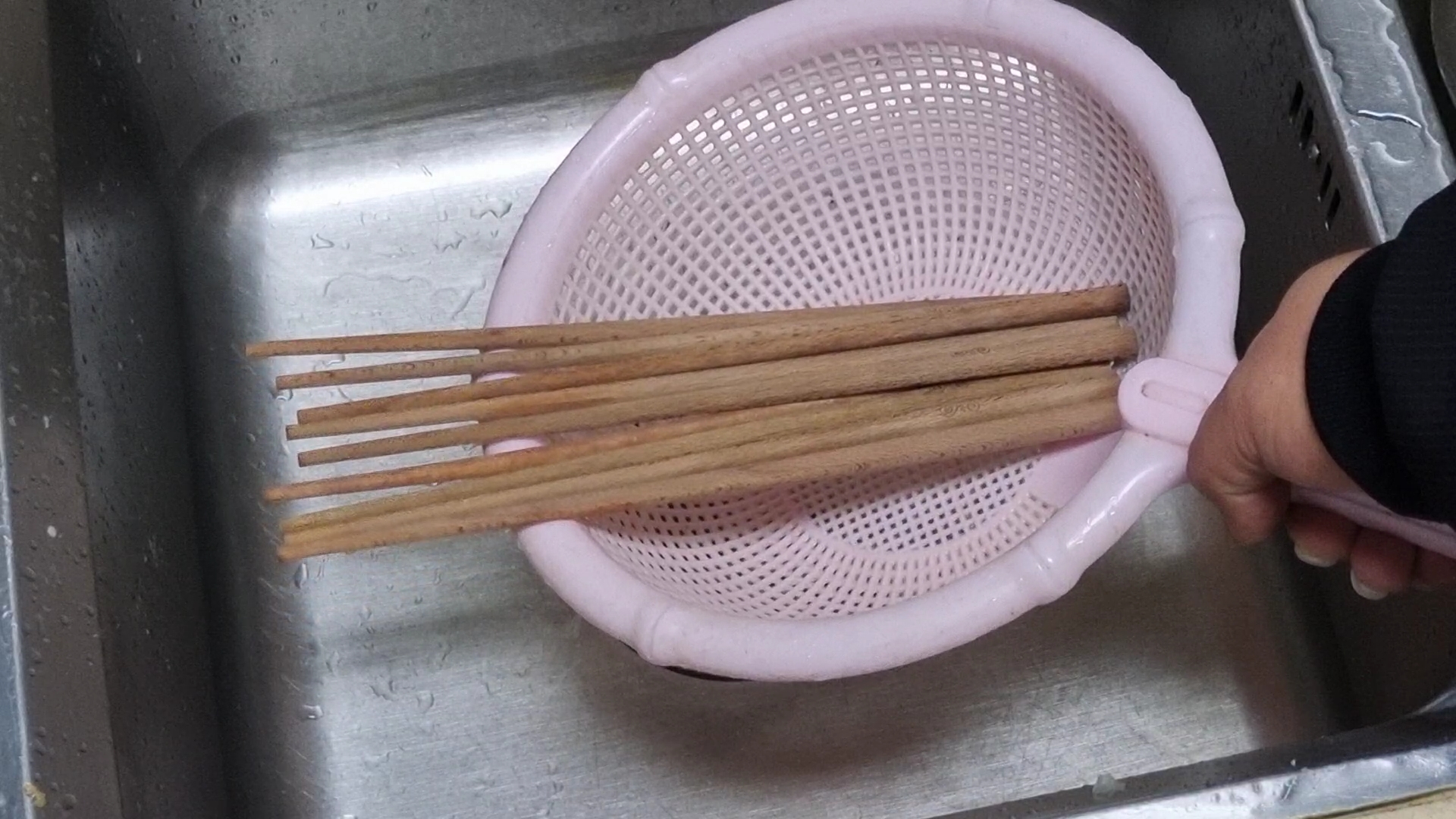 以上这个清洗筷子的方法,现在都清楚了吧,希望本期的内容能够帮到大家