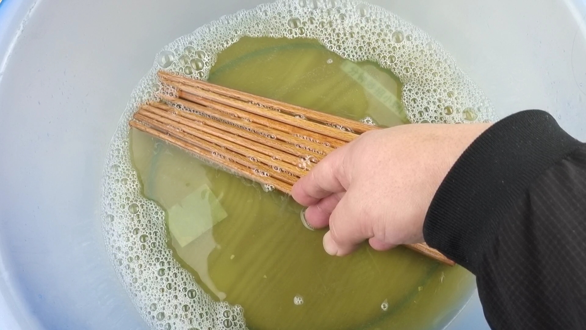 每天用清水洗筷子相当于吃细菌教你一个方法筷子干净又杀菌