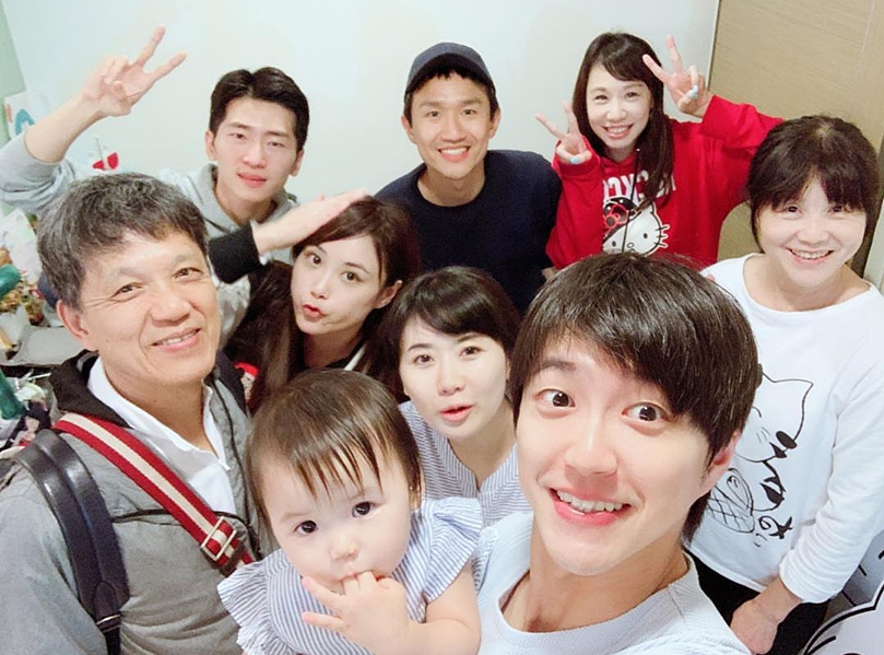 江宏杰晒照为丈母娘庆生,环境装修家具简陋,被网友吐槽太寒酸休闲区蓝鸢梦想 - Www.slyday.coM 江宏杰晒照为丈母娘庆生,环境装修家具简陋,被网友吐槽太寒酸休闲区蓝鸢梦想 - Www.slyday.coM