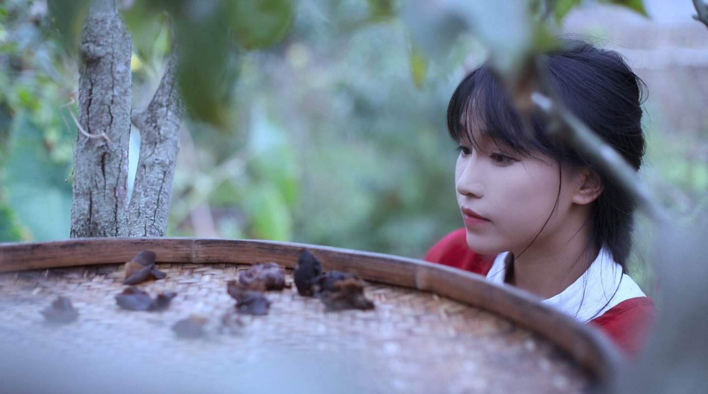 李子柒上台领奖暴露真实状态资本运作下的她离开滤镜颜值不及格