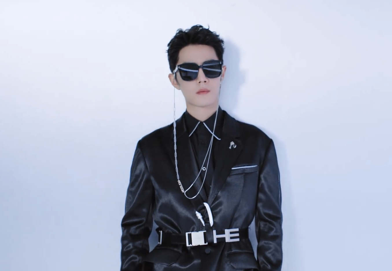 美妆墨镜食品代言接不停,事业全面回春|肖战|影棚|墨镜_新浪新闻