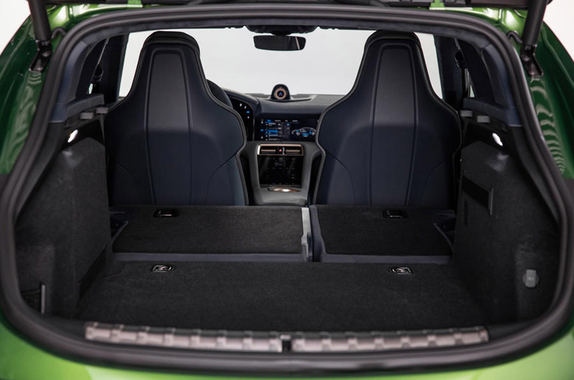 除了尺寸大了taycan一圈外,更平滑的车型也拓展了后排头部空间.