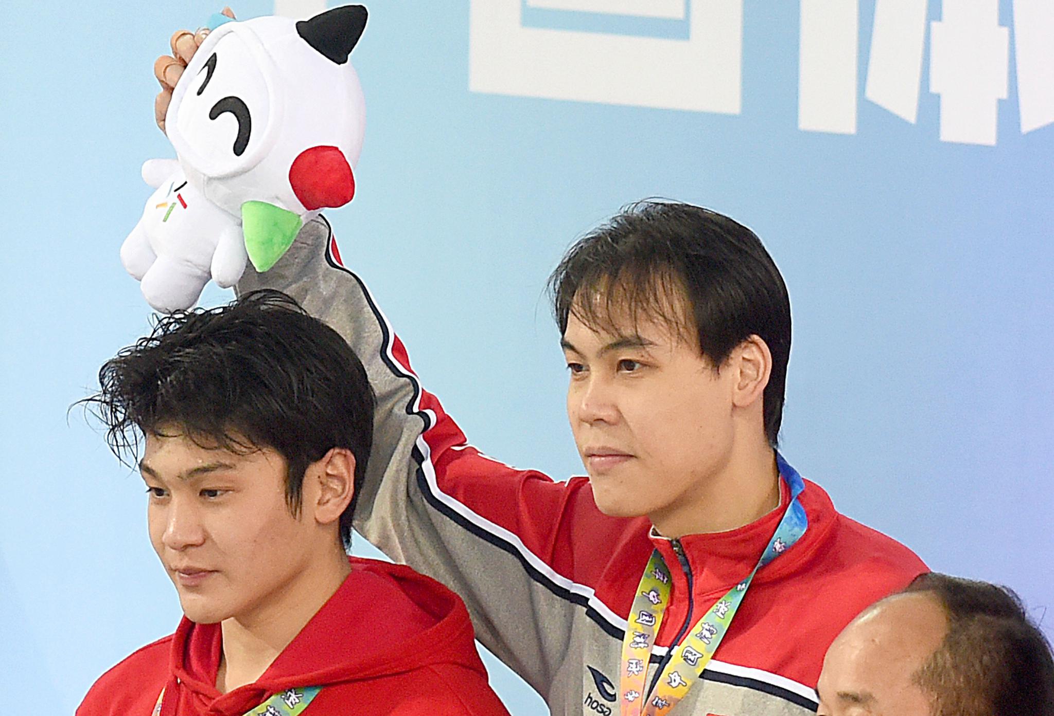 游泳——全国游泳争霸赛:余贺新获得男子50米自由泳冠军