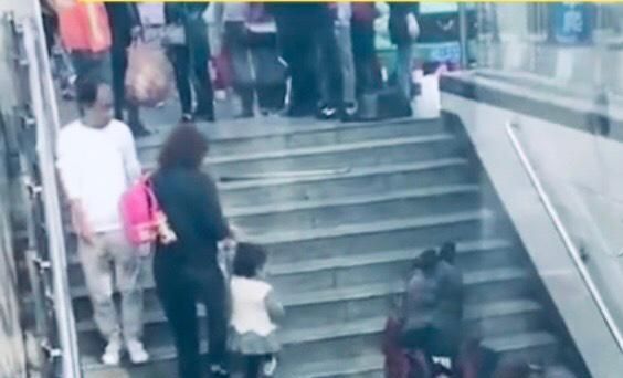 四川,攀枝花一名老人摔倒无人去搀扶,是冷漠还是另有原因休闲区蓝鸢梦想 - Www.slyday.coM