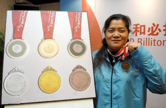 中国首位残疾人奥运冠军叫平亚丽,1961年出生于北京,患有先天白内障