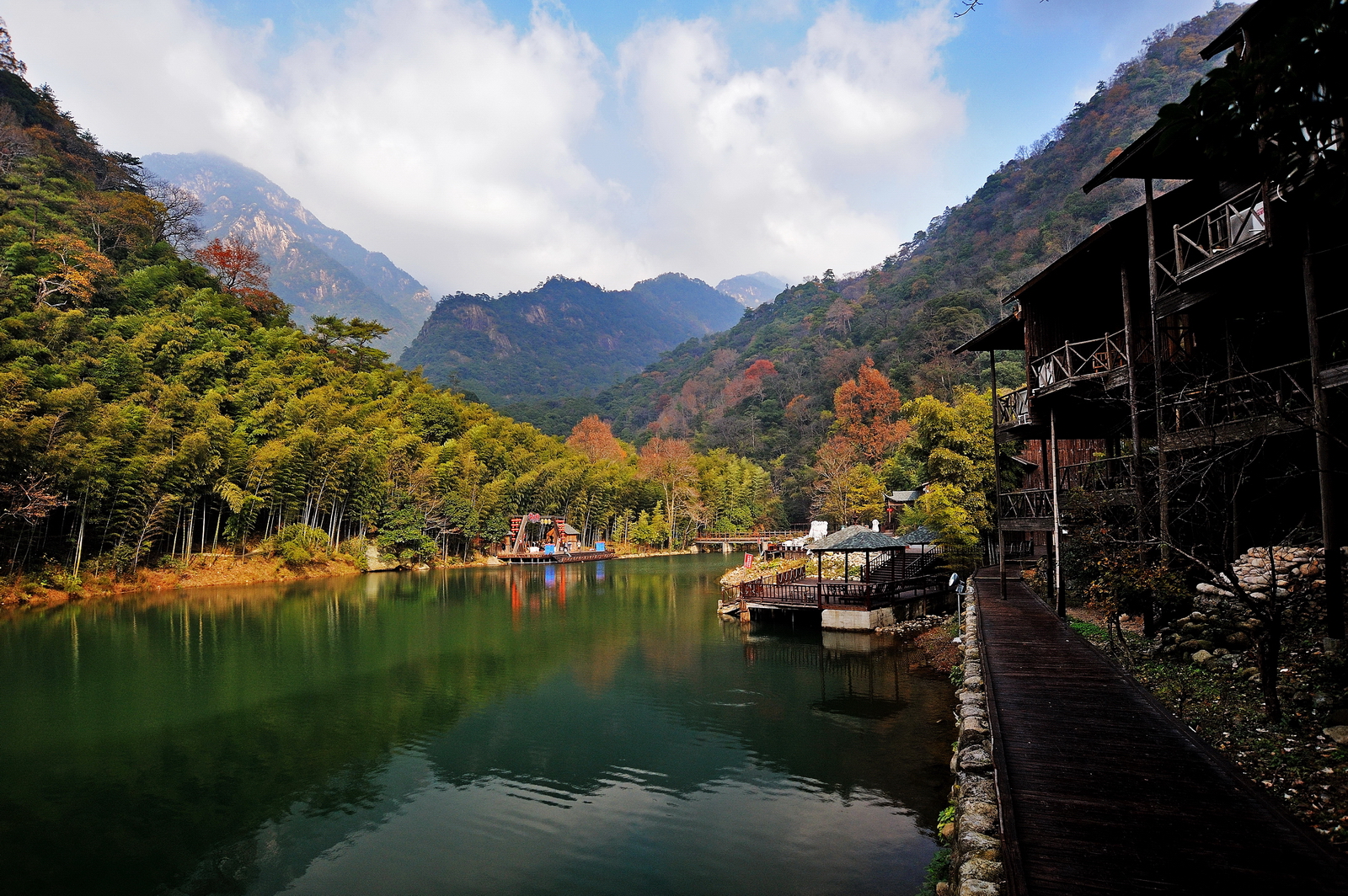 除此之外黃山境內還有很多不錯的景點,好比如西遞宏村,屯溪老街,徽州