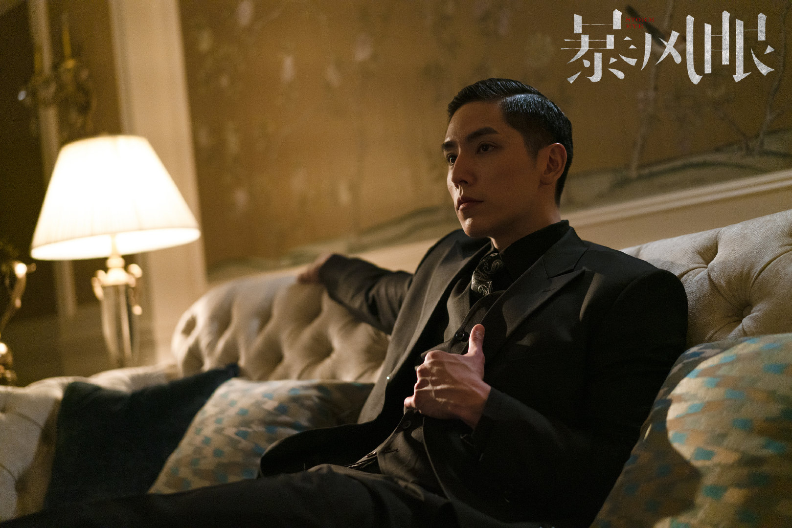 电视剧暴风眼最新剧情周恋下线蝙蝠上线