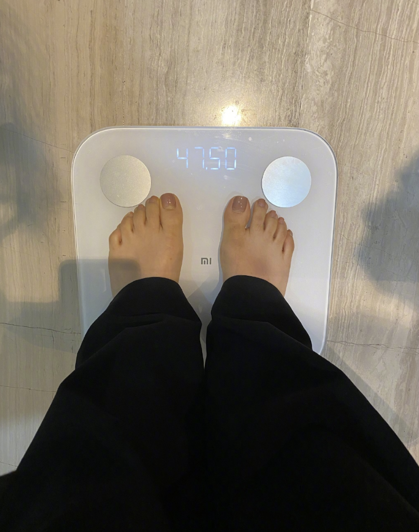 5公斤,也就是95斤,对于女明星来说已经算是比较轻了吧,更何况她还是穿