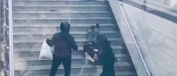 四川,攀枝花一名老人摔倒无人去搀扶,是冷漠还是另有原因休闲区蓝鸢梦想 - Www.slyday.coM