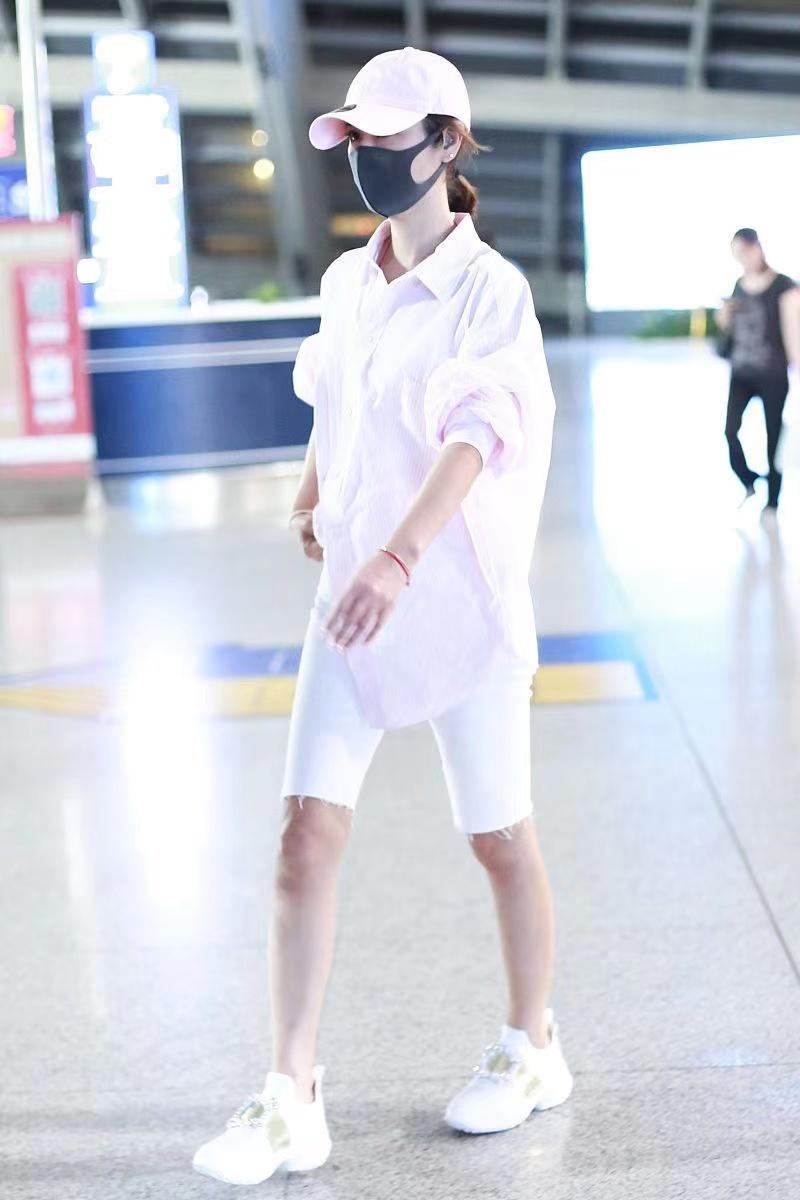 林心如并没有采用传统的穿法,反而是把衬衫的一边塞在了裤子里,这样的