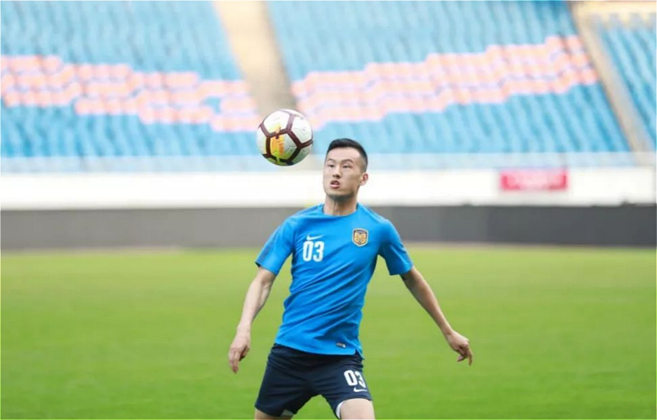 9岁时加入了朝阳校队,2000年跟随校队去沈阳集训,受到教练李景阳的