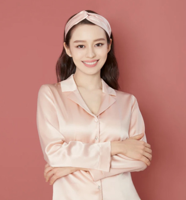 也许因为吉娜自己身为外国人的关系,所以她生完孩子后也没有选择坐