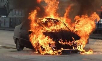 北京南五环出现惊险一幕,私家车起火后爆炸,烈焰窜至3米高休闲区蓝鸢梦想 - Www.slyday.coM 北京南五环出现惊险一幕,私家车起火后爆炸,烈焰窜至3米高休闲区蓝鸢梦想 - Www.slyday.coM