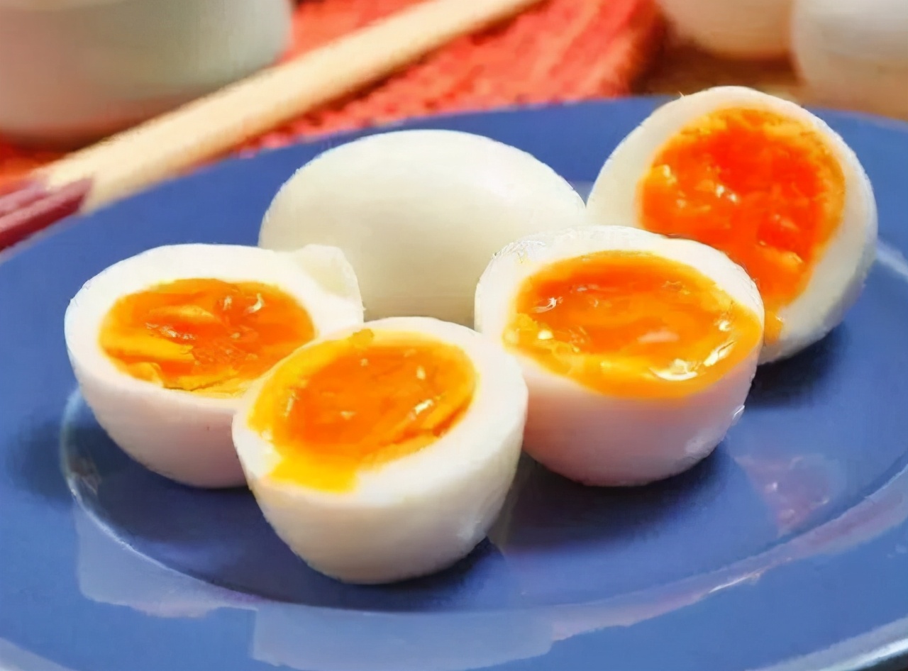 很多人觉得,溏心蛋的口感比较独特,吃到蛋黄的时候,里面的蛋液很水嫩