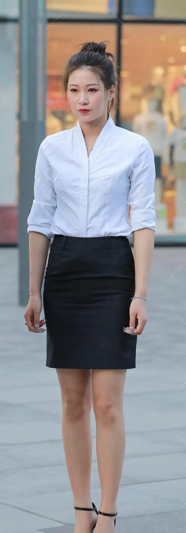 成熟女性超美职业装,"一步裙"配白色衬衫,演绎精英职场风穿搭