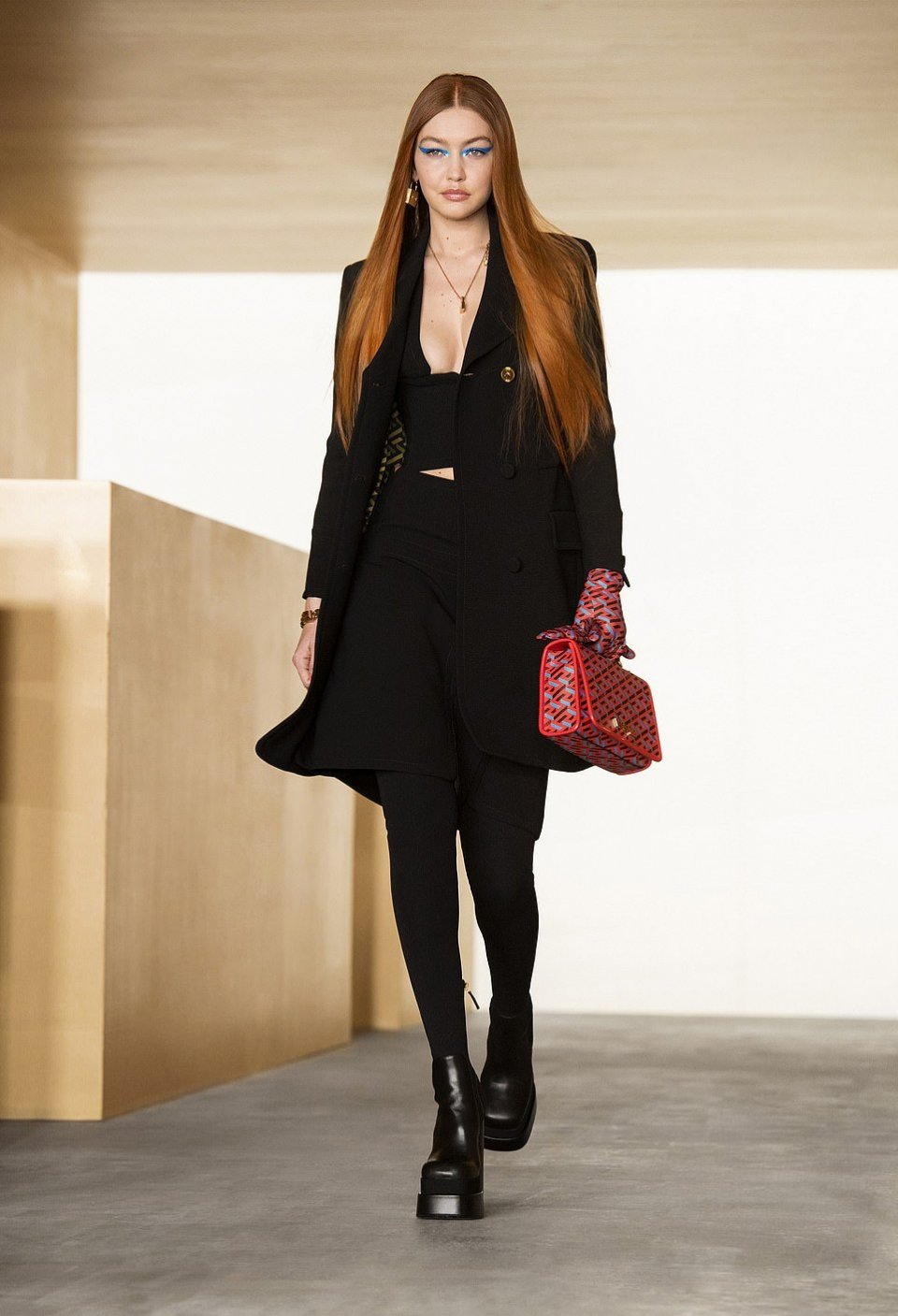 超模gigi产后5个月首次重返t台身材绝美脸垮了输给贝拉伊莲娜