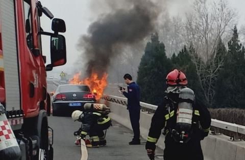 北京南五环出现惊险一幕,私家车起火后爆炸,烈焰窜至3米高休闲区蓝鸢梦想 - Www.slyday.coM 北京南五环出现惊险一幕,私家车起火后爆炸,烈焰窜至3米高休闲区蓝鸢梦想 - Www.slyday.coM