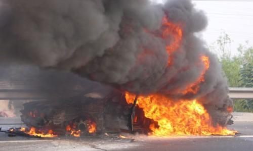 北京南五环出现惊险一幕,私家车起火后爆炸,烈焰窜至3米高休闲区蓝鸢梦想 - Www.slyday.coM 北京南五环出现惊险一幕,私家车起火后爆炸,烈焰窜至3米高休闲区蓝鸢梦想 - Www.slyday.coM