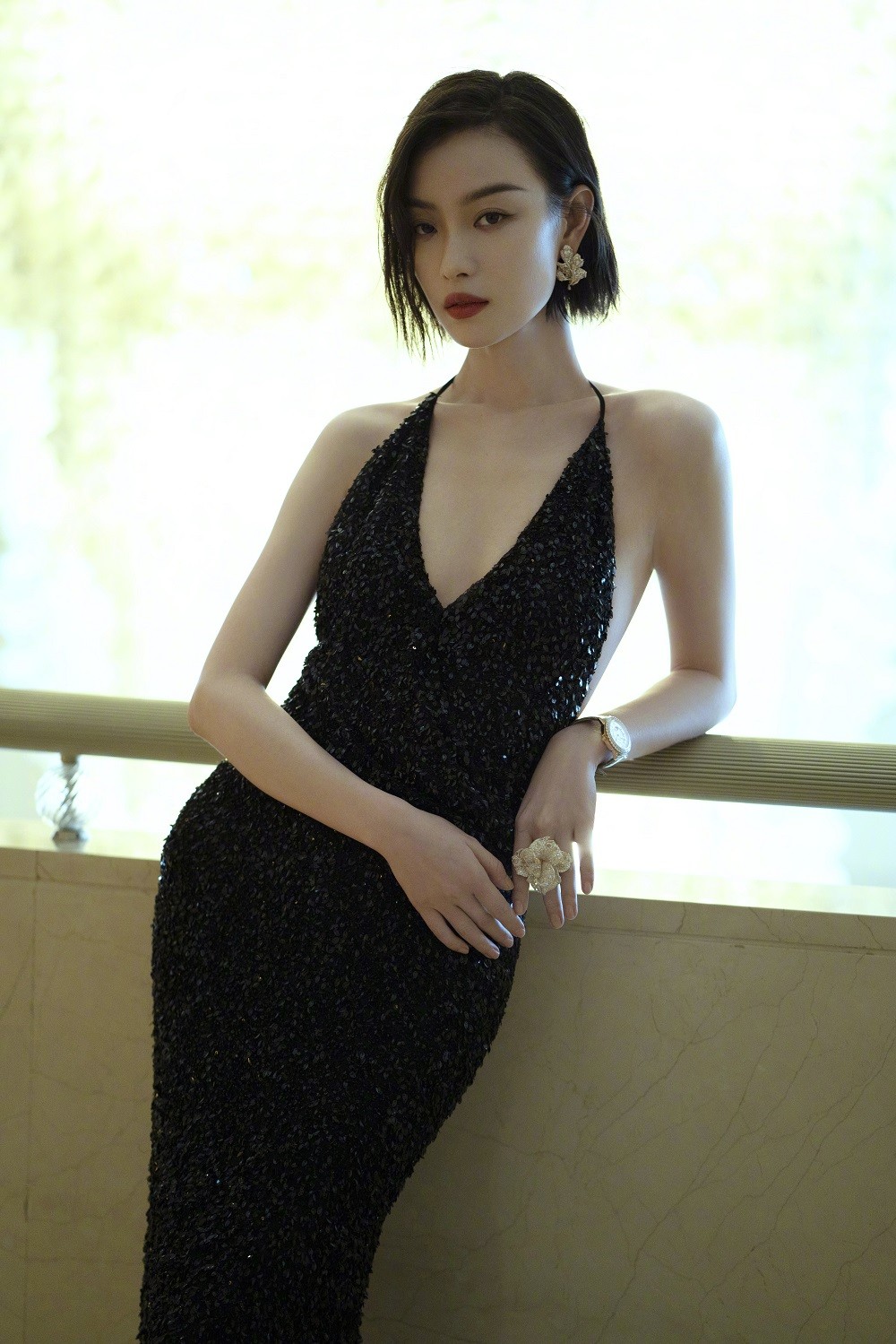 倪妮再次闪耀红毯一袭吊带礼服艳压群芳难怪获田雨绅士披西装