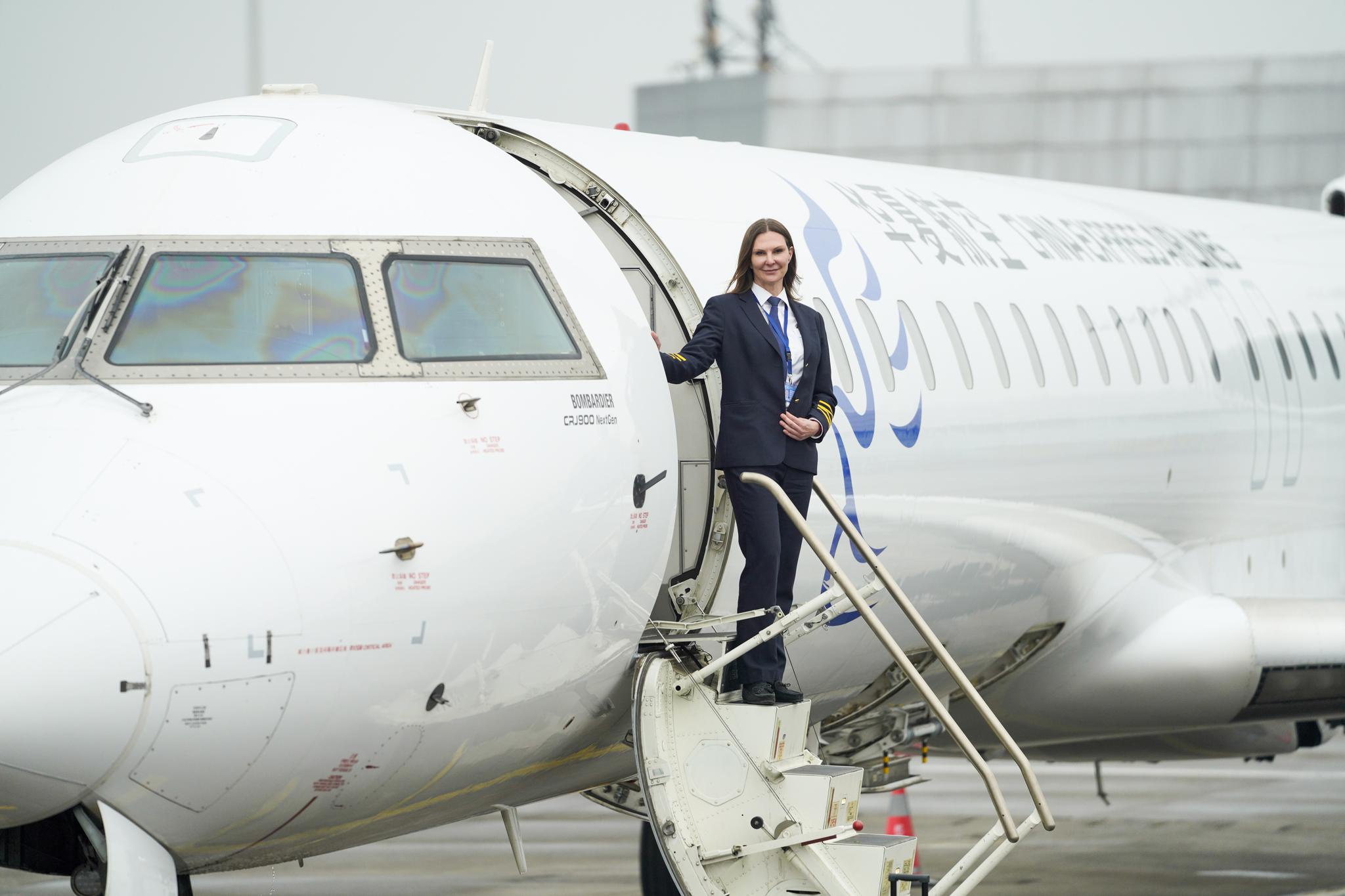 萨拉:在中国追逐蓝天梦想|萨拉|飞行员|华夏航空_新浪新闻