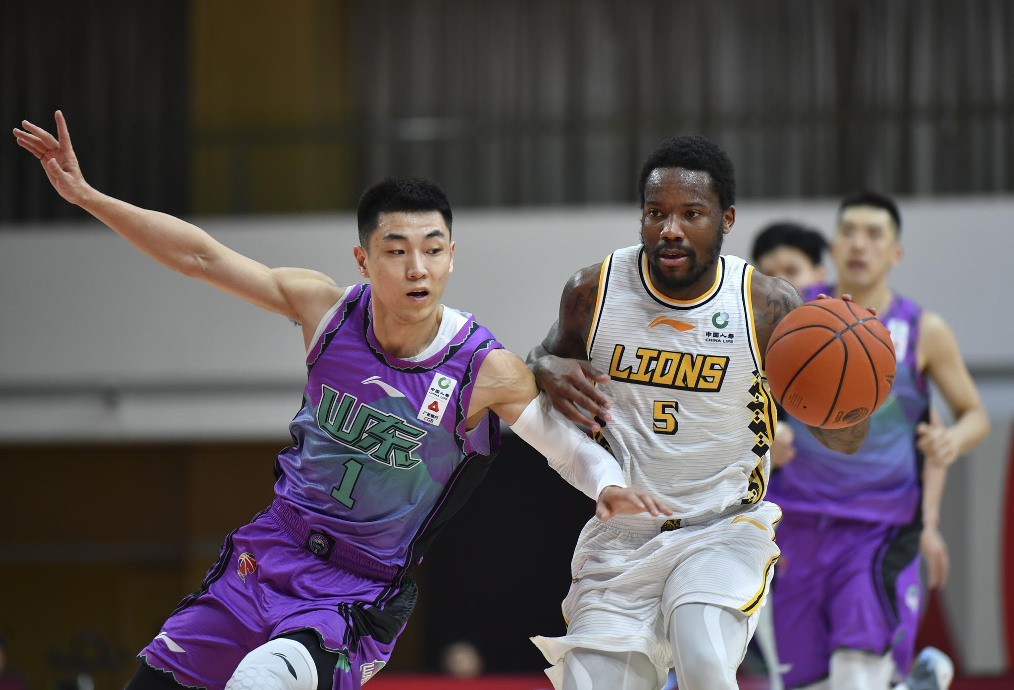 3月6日,浙江广厦控股队球员费尔德(右)在比赛中突破山东西王队球员