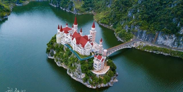 贵州深山的一座欧式城堡造价24个亿你觉得值吗