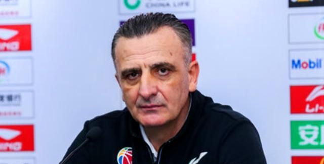 山东男篮输球可以理解,助理教练罗萨甩锅主教练似乎有些不妥