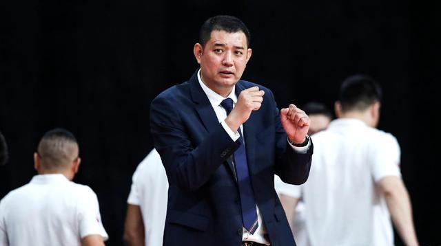 山东男篮输球可以理解,助理教练罗萨甩锅主教练似乎有些不妥