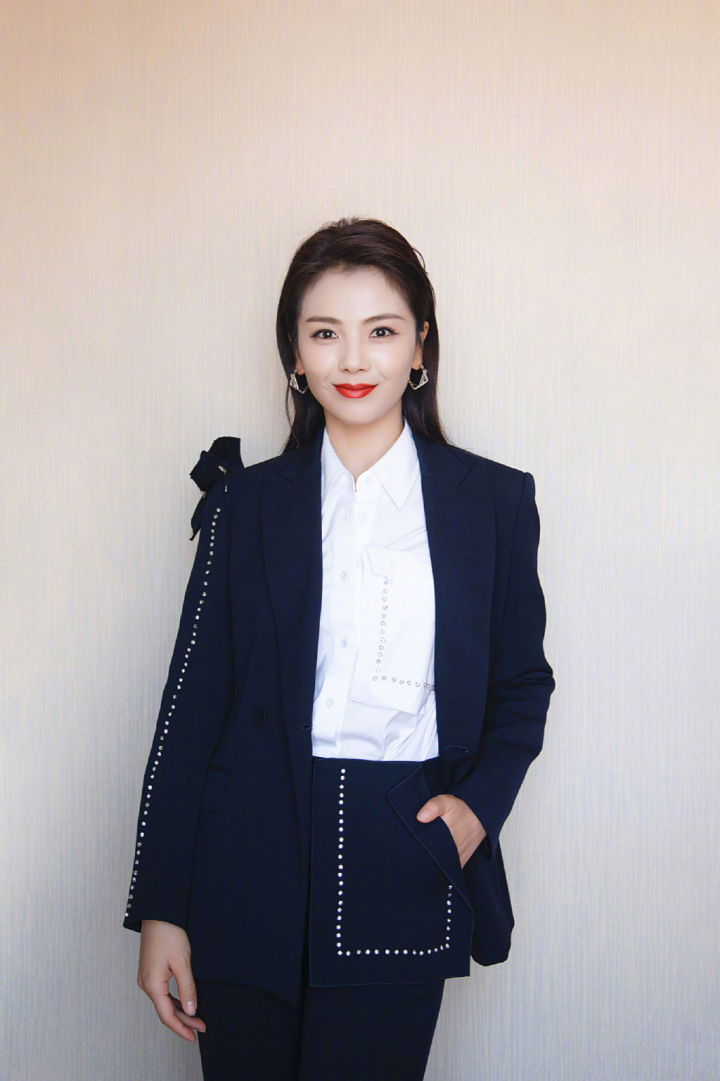 刘涛身穿小西装搭配复古长裙,满满的春日清新气息,尽显优雅知性