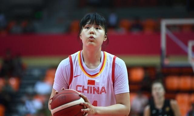 答球迷中国女篮的李月汝身高是多少放在wnba水平如何呢