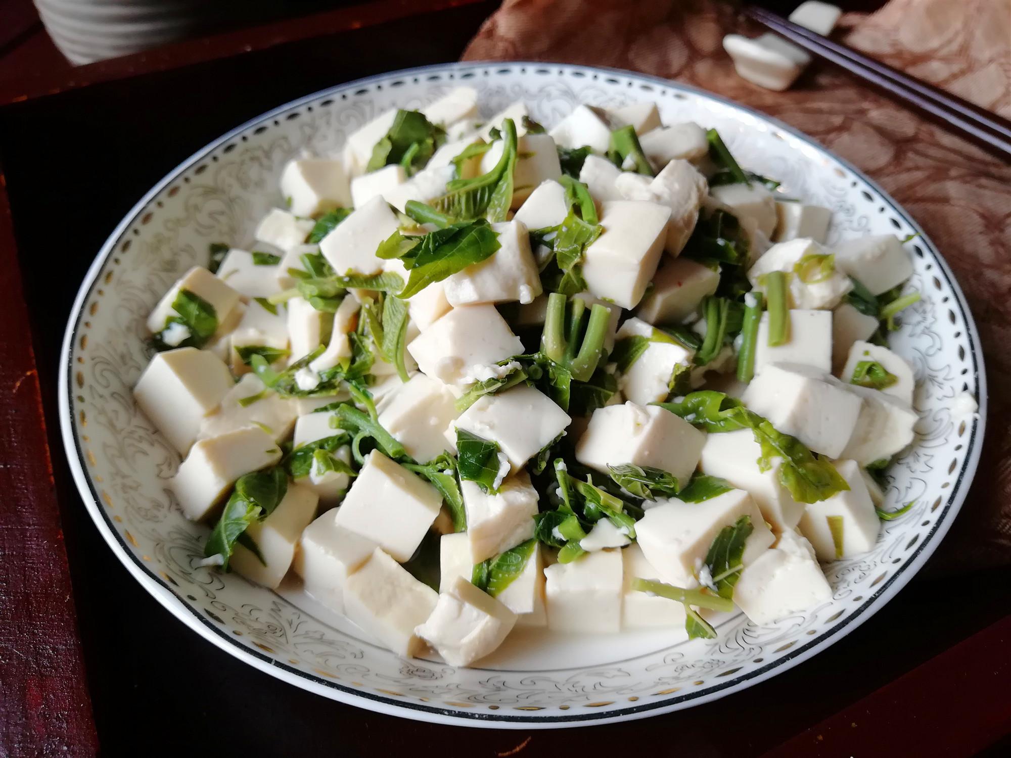 【香椿芽拌豆腐】香椿芽洗净切碎.