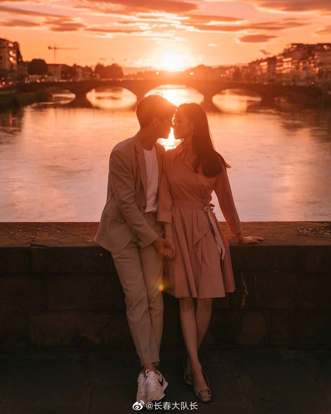 夕阳下的绝美情侣合照