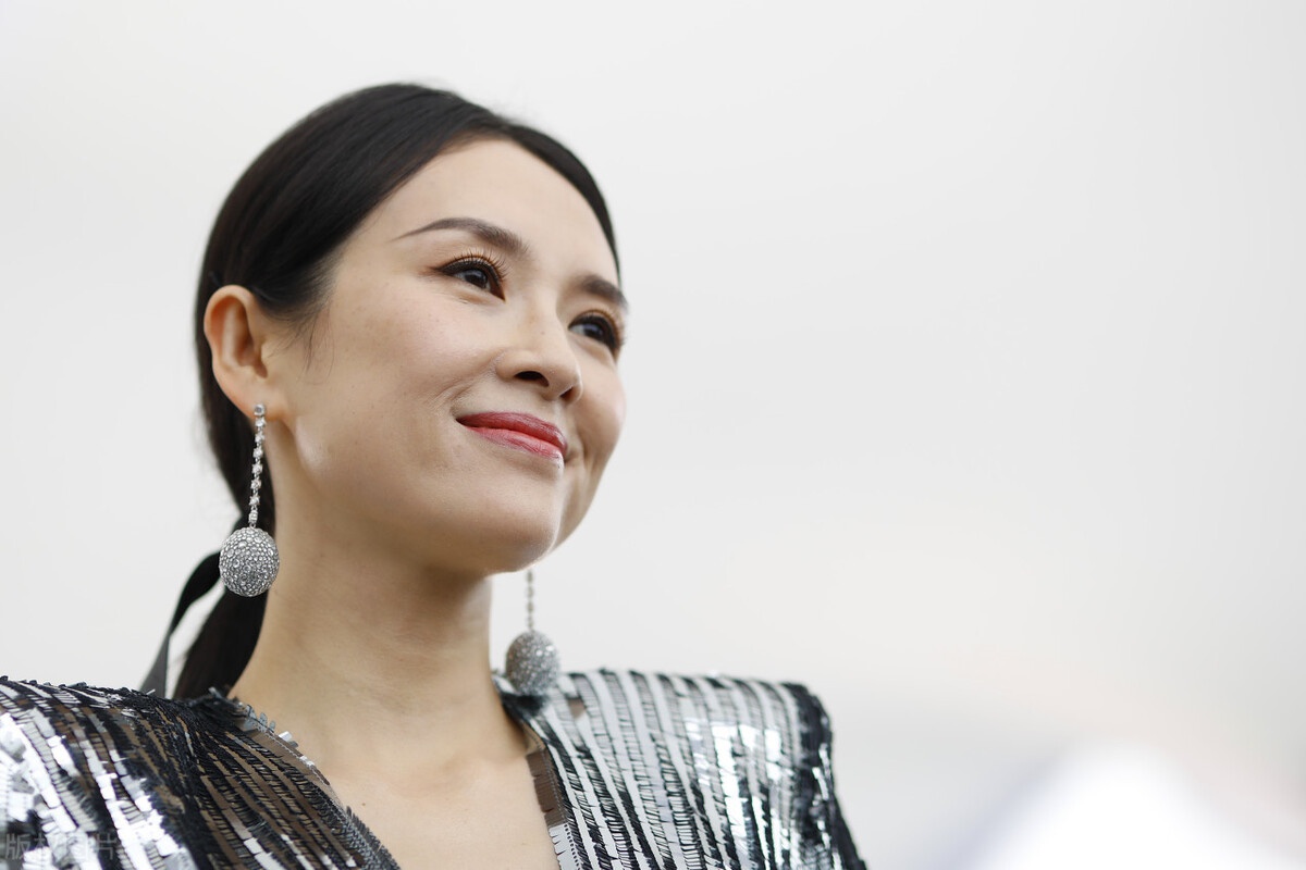 章子怡亮相活动,大笑镜头前 大方任拍