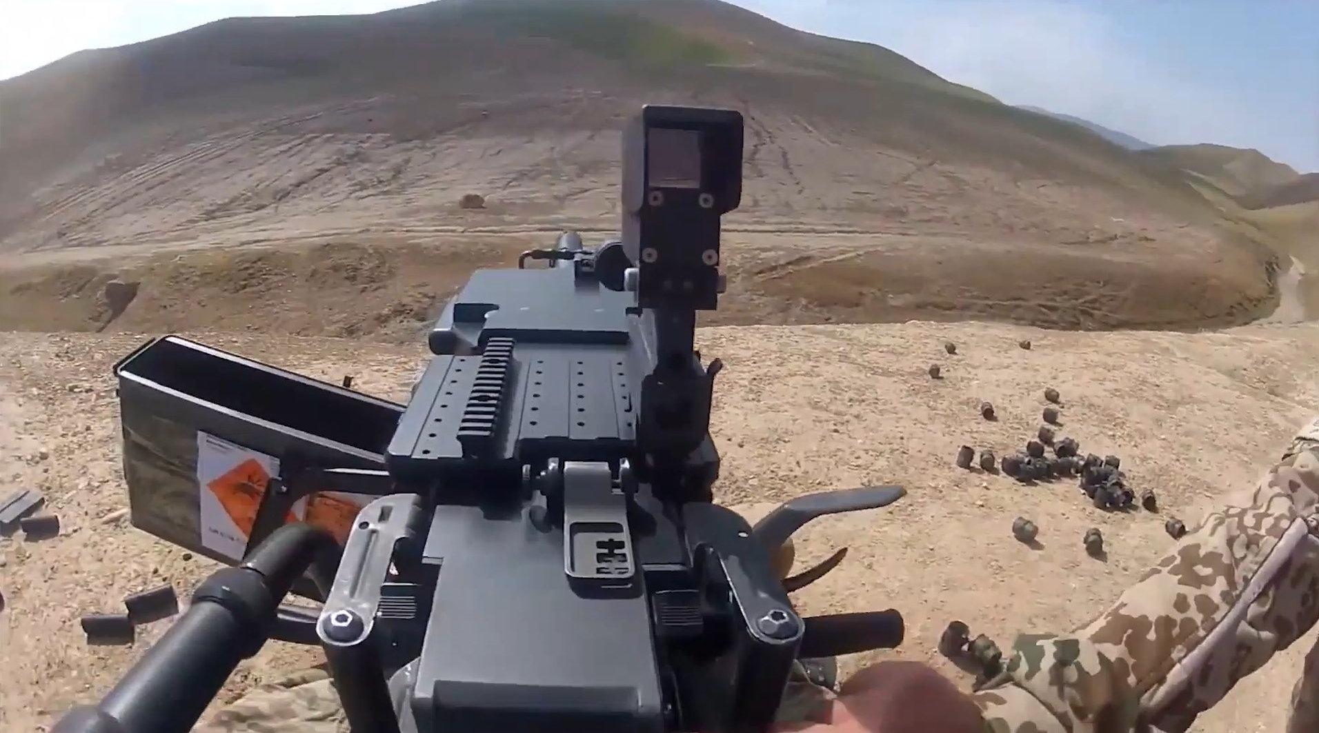 第一人称视角,看德国hkgmg40mm自动榴弹发射器,进行实弹射击!