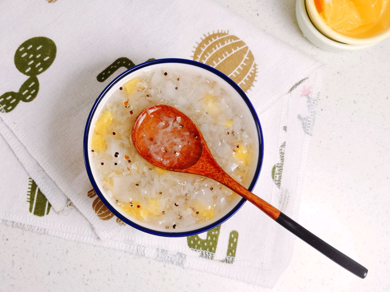 第四个是藜麦银耳羹,需要准备藜麦和银耳,因为它们两个也是比较好熟的