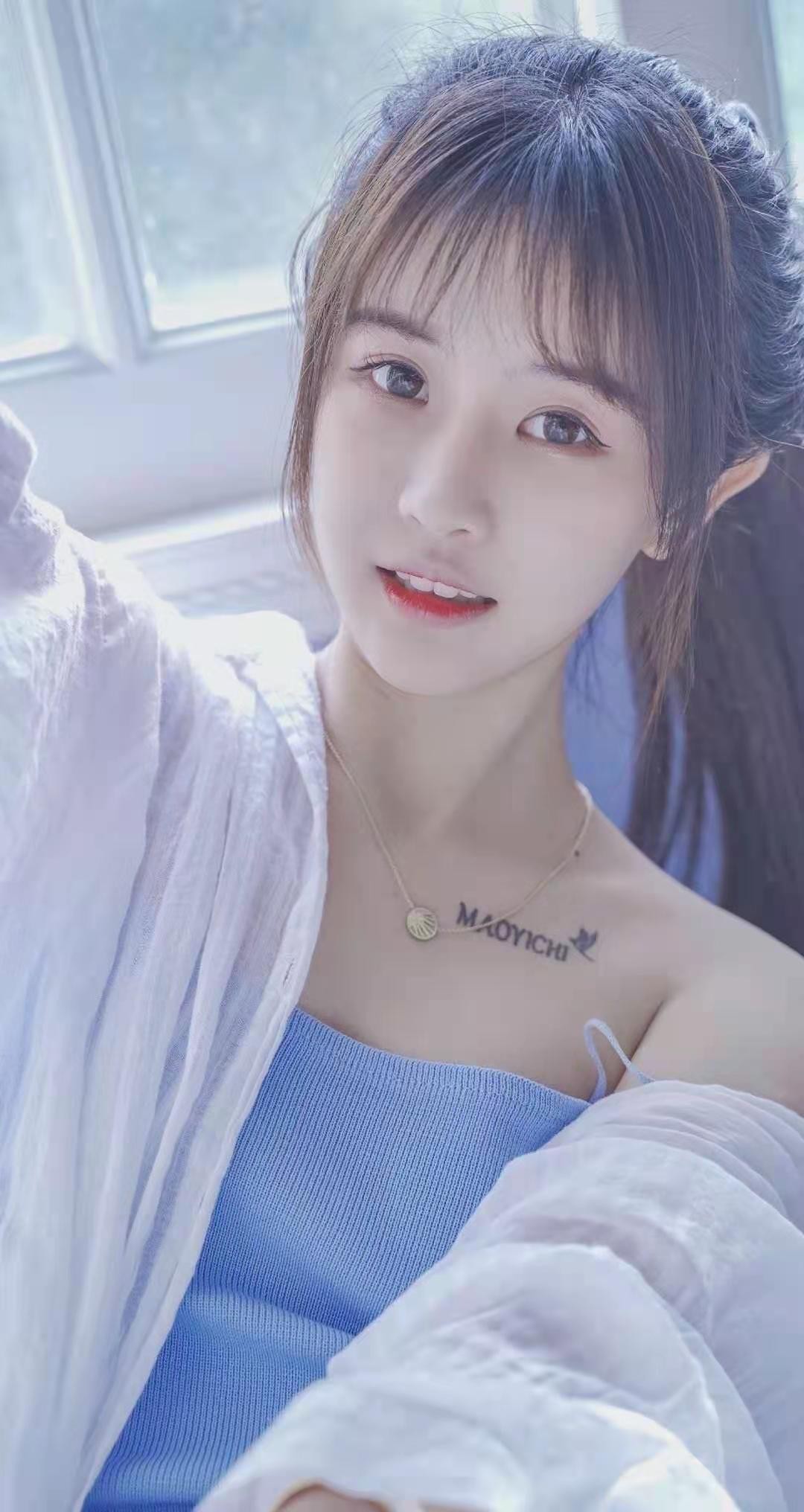 杨清柠告别清纯标签,改走性感风格显成熟,还是呆萌