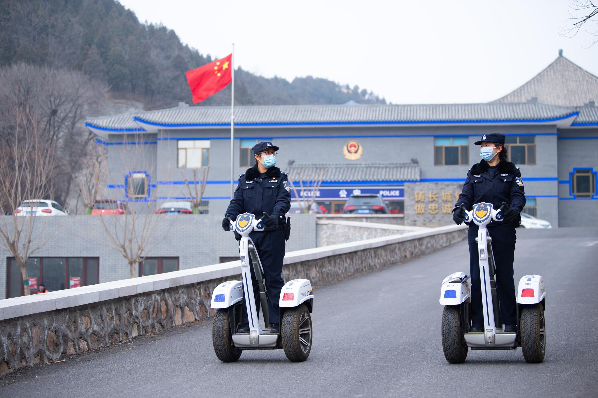女子警队队员张安琪(左),胡文辉驾驶平衡车驶出派出所,前往景区巡逻