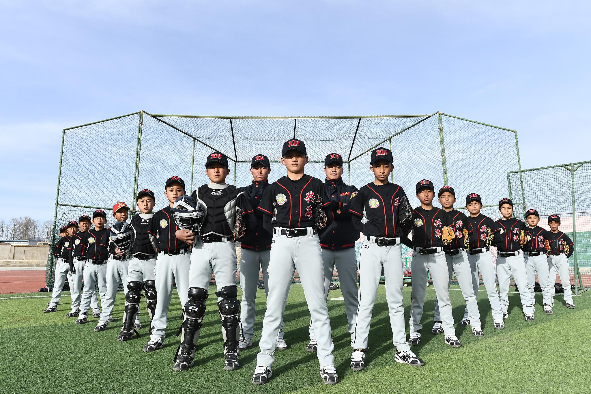 兴海县民族寄宿制完全小学棒球队队员与教练合影(3月6日摄).