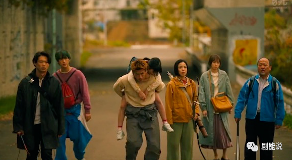 困难重重,一是遇到随时狙杀他们的大反派"波妞爸爸"的自卫队——二是