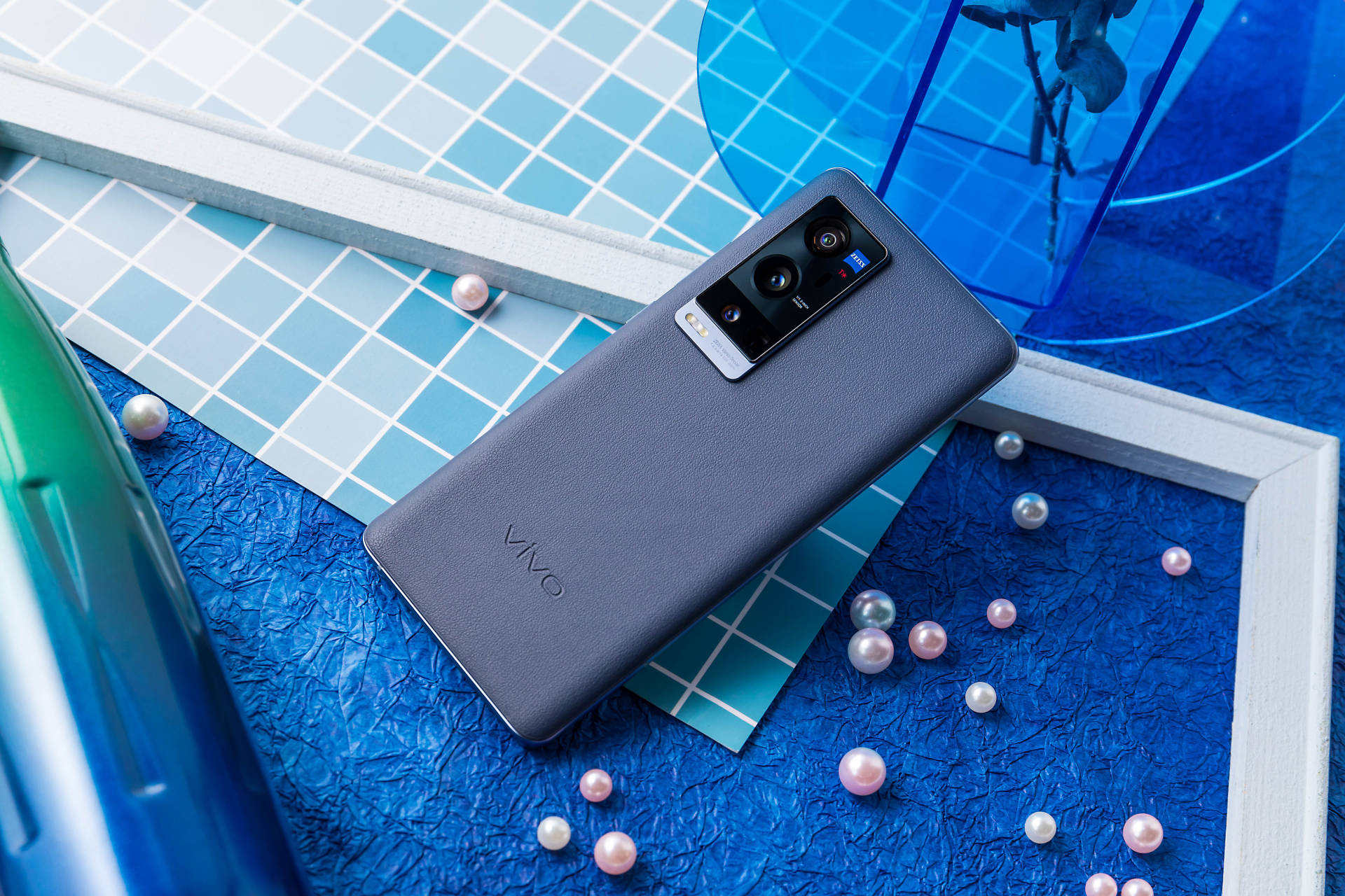 但vivo x60 pro 却极为大胆的采用了双主摄配置