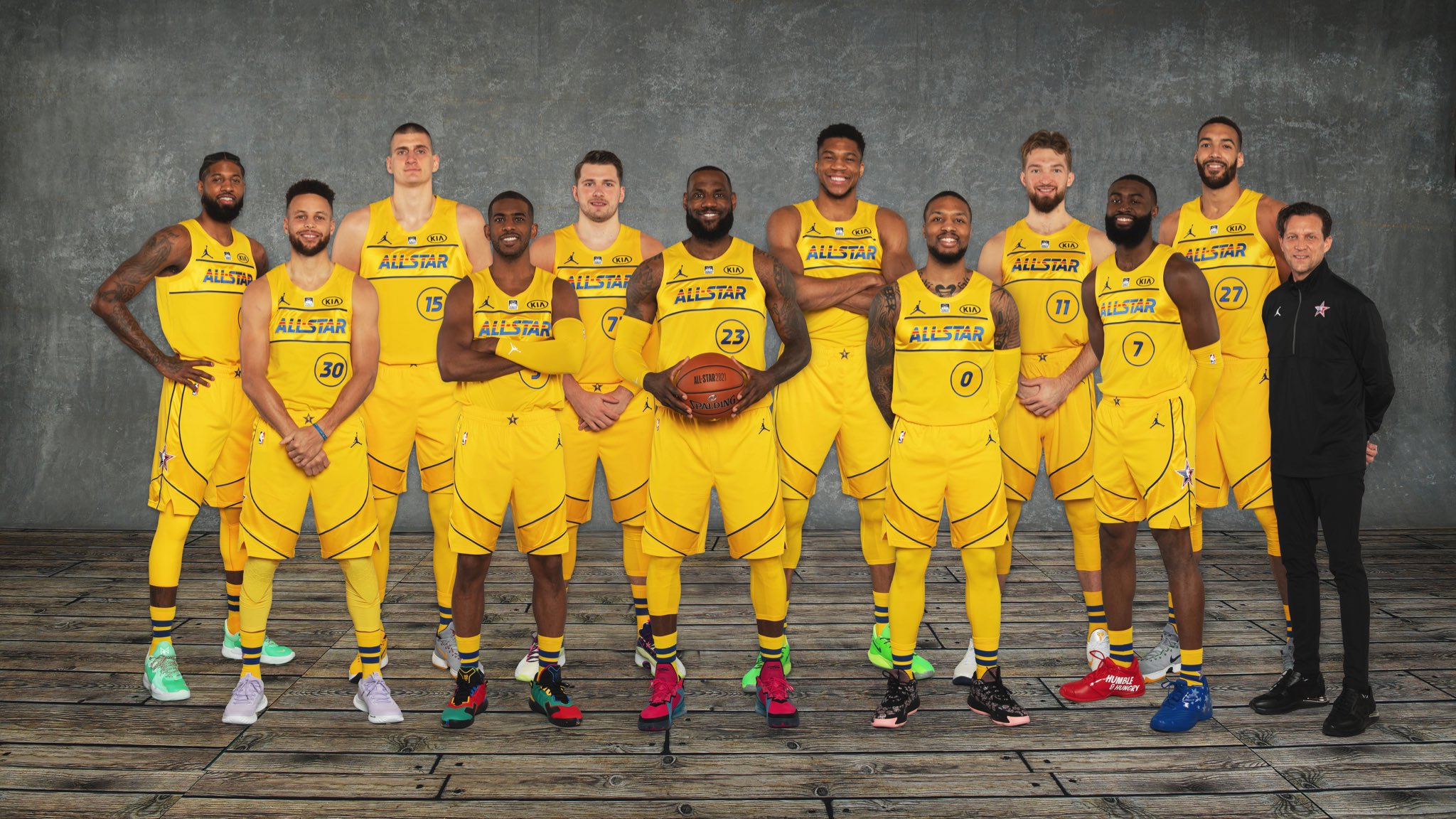 全明星大合影出炉詹皇抱球c位欧文也是c位哈登前排字母哥后排