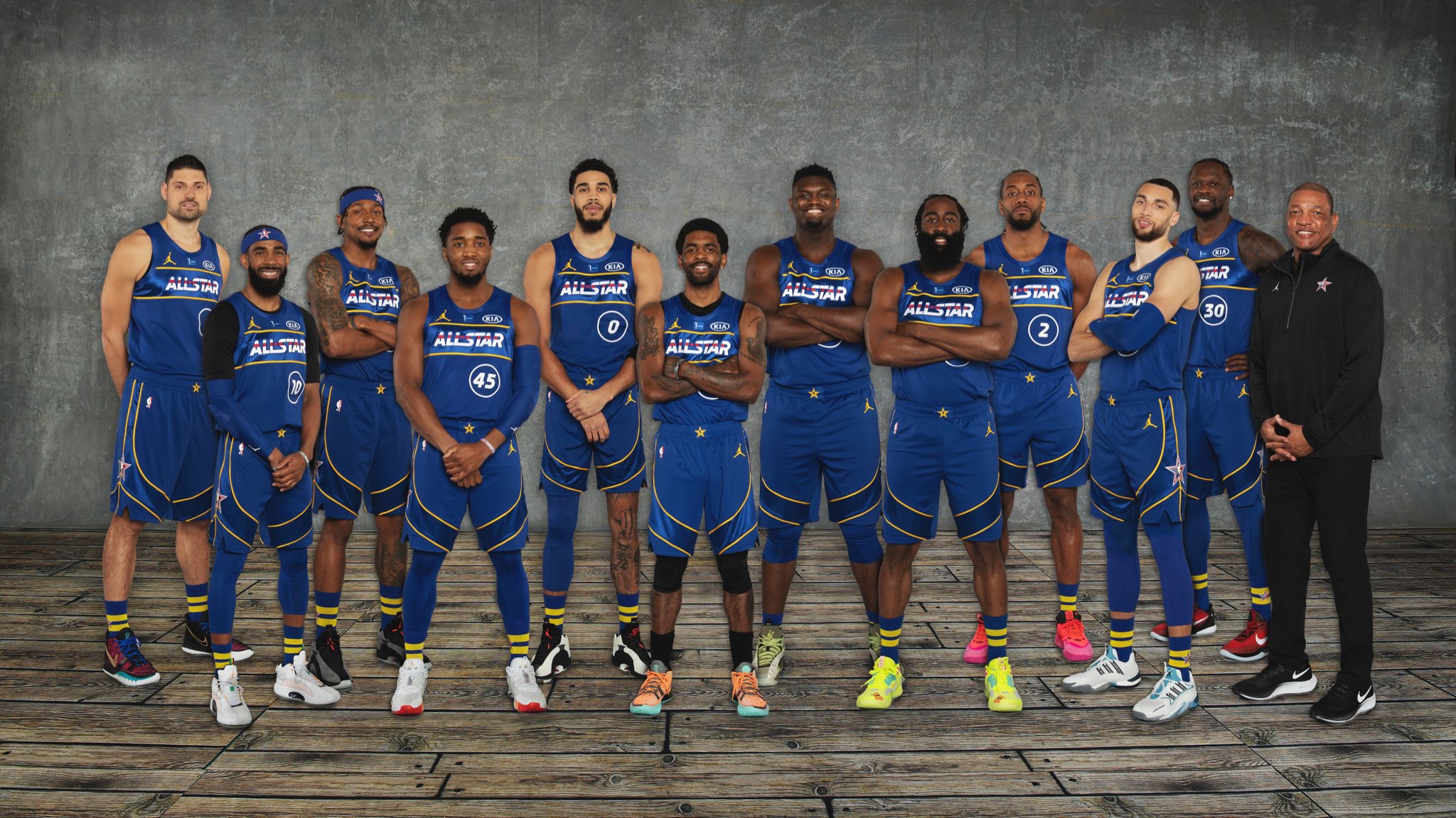 全明星大合影出炉詹皇抱球c位欧文也是c位哈登前排字母哥后排