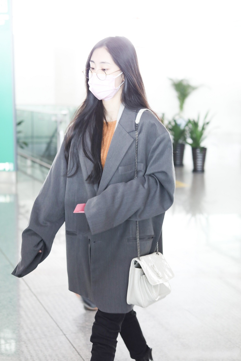 张碧晨现身机场又瘦了穿西装偏偏选大一号身材撑不起挺尬