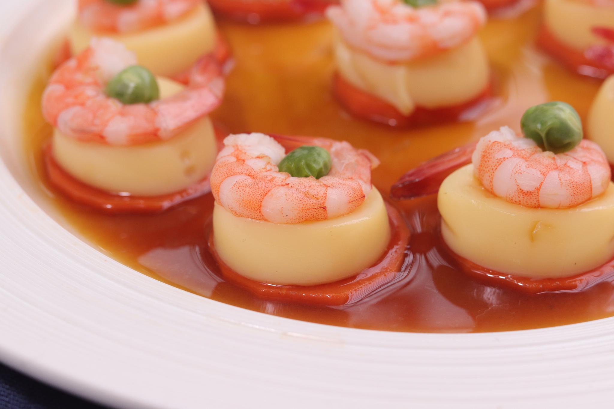 这豆腐配虾仁上锅蒸一蒸,鲜,嫩,滑!开运年菜上桌就光盘